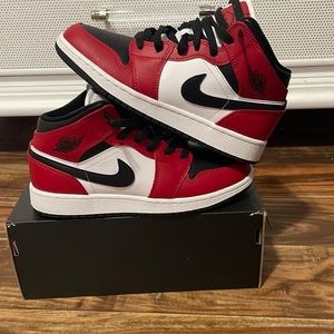 Air Jordan 1 Mid gs “ Chicago Black Toe “  worn twice look bran new